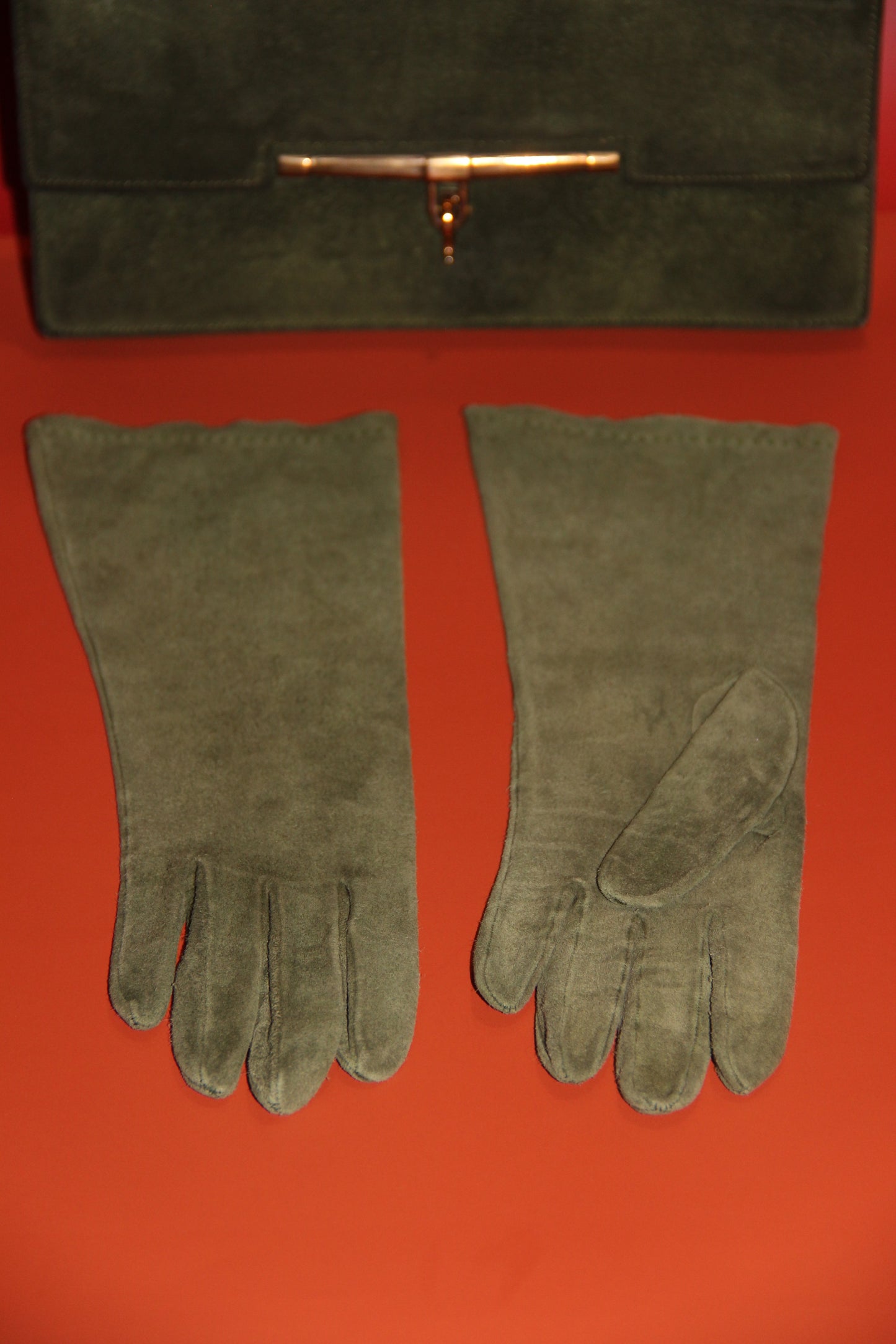 Lot Hermès: sac à main "Palonnier" + gants assortis kaki