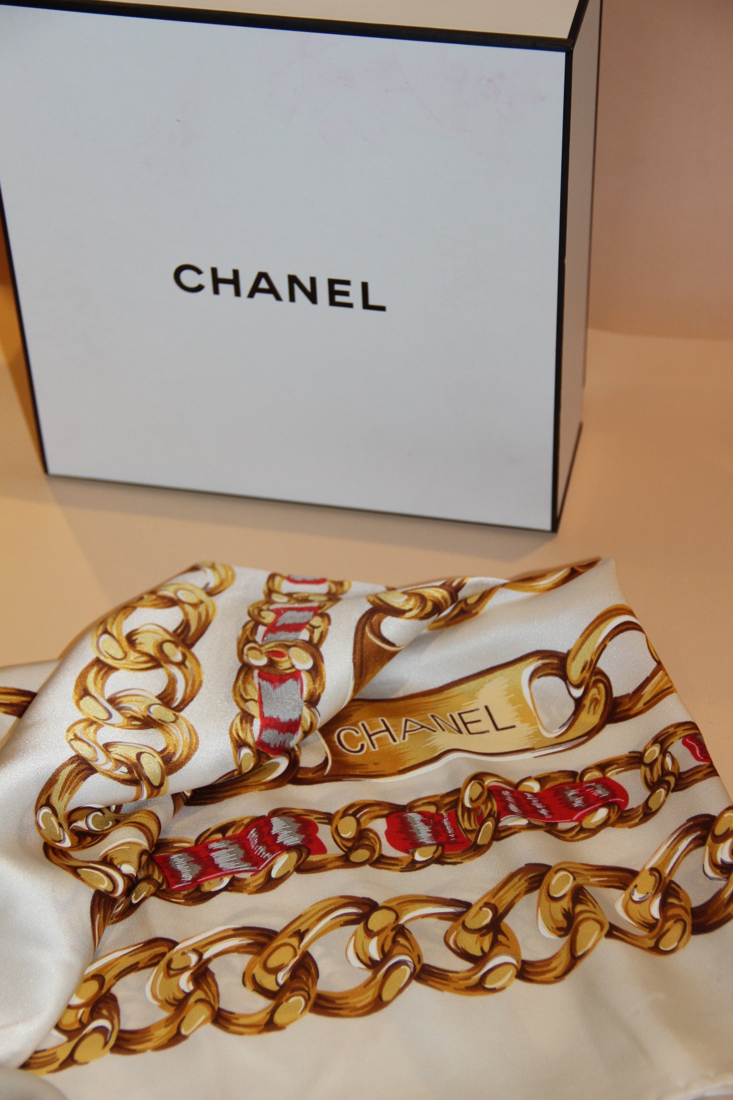 Carré Chanel en Soie Chaines & Double 'Chanel Rue Cambon'