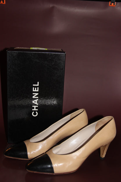 Escarpins Chanel beige à bouts noirs T. 38