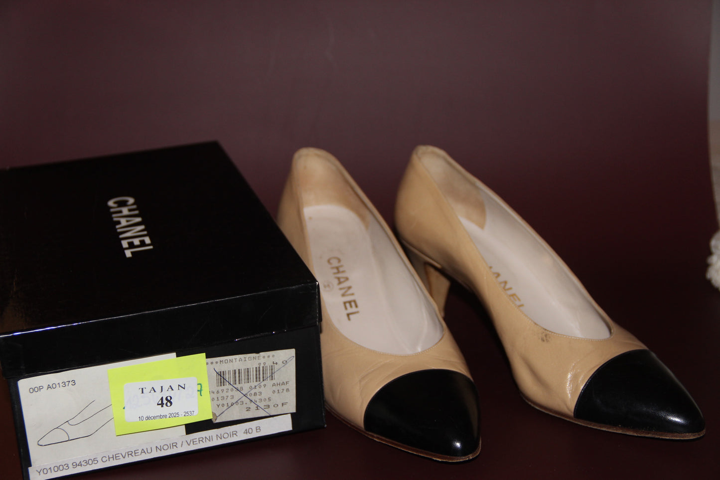 Escarpins Chanel beige à bouts noirs T. 38