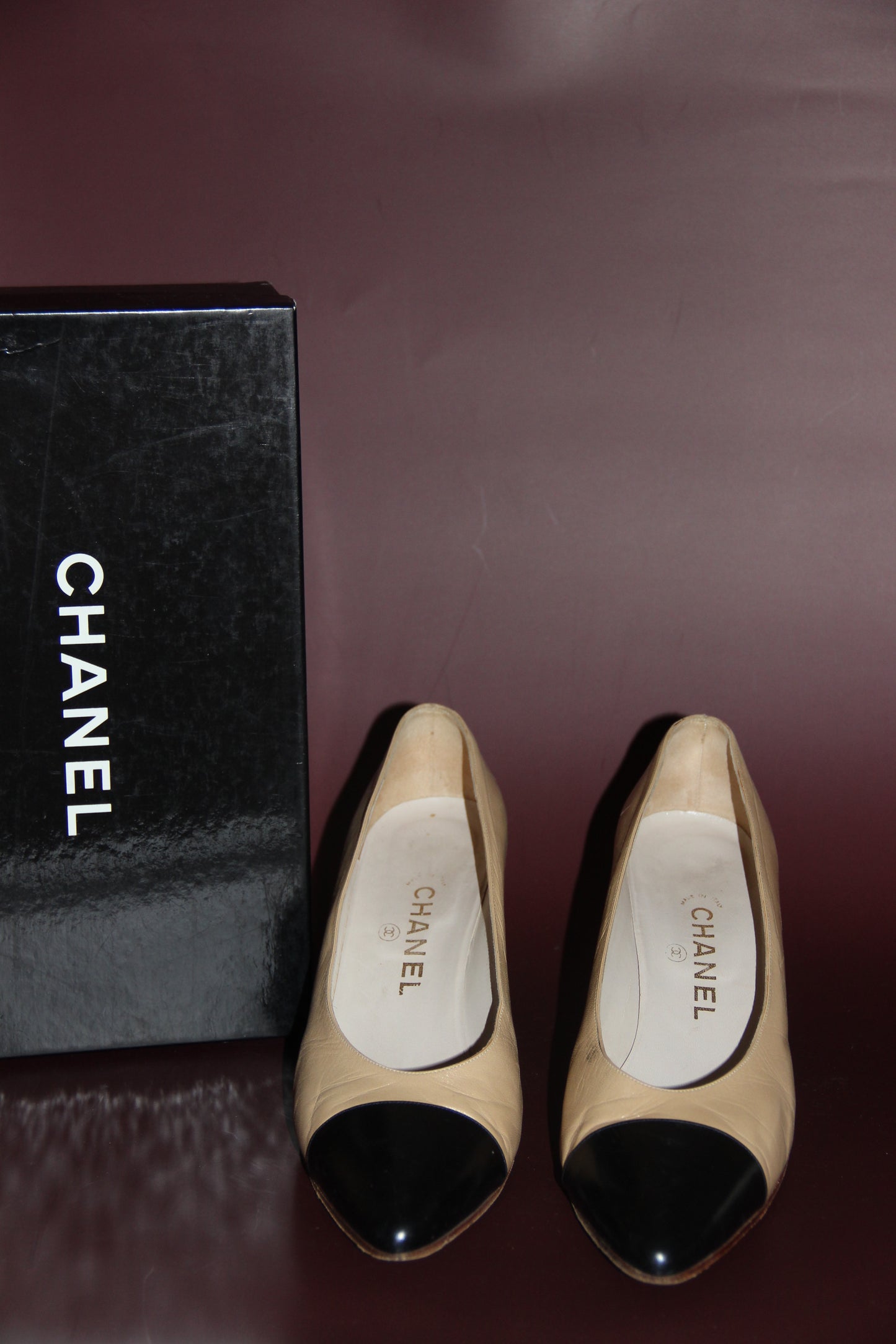 Escarpins Chanel beige à bouts noirs T. 38