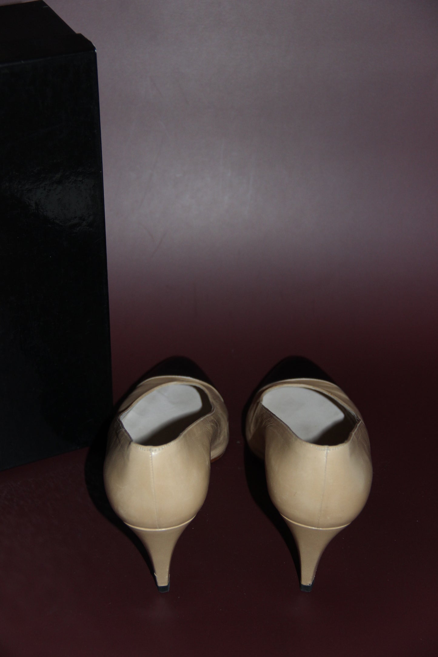 Escarpins Chanel beige à bouts noirs T. 38