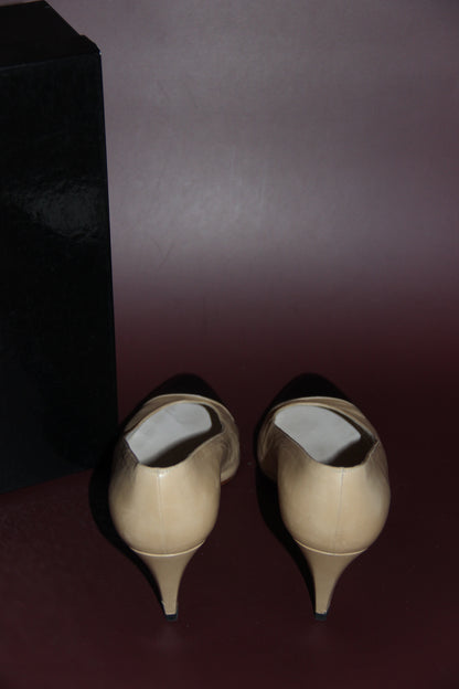 Escarpins Chanel beige à bouts noirs T. 38