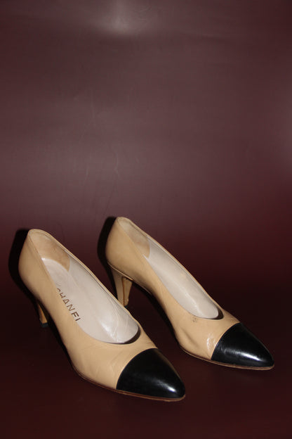 Escarpins Chanel beige à bouts noirs T. 38