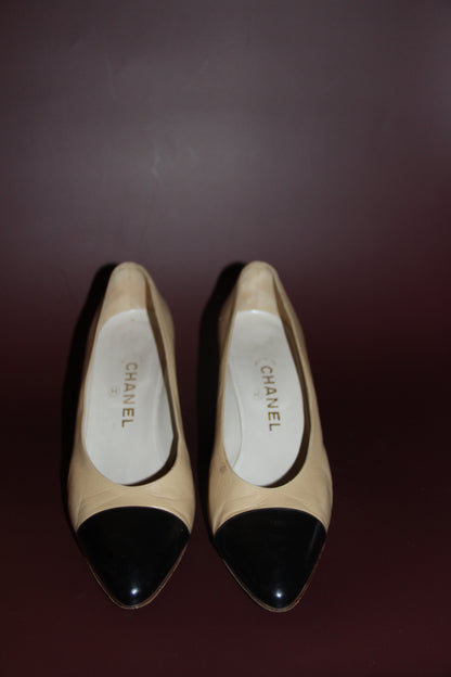 Escarpins Chanel beige à bouts noirs T. 38
