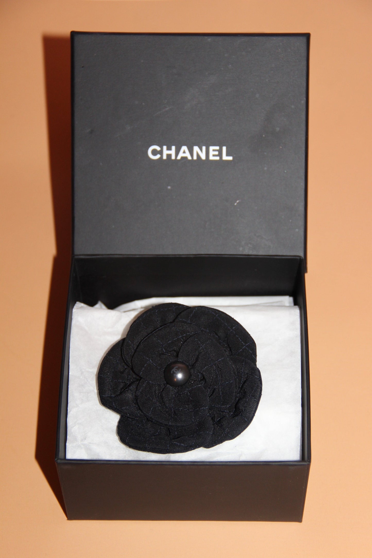 Broche Chanel camélia noire en tissu avec perle