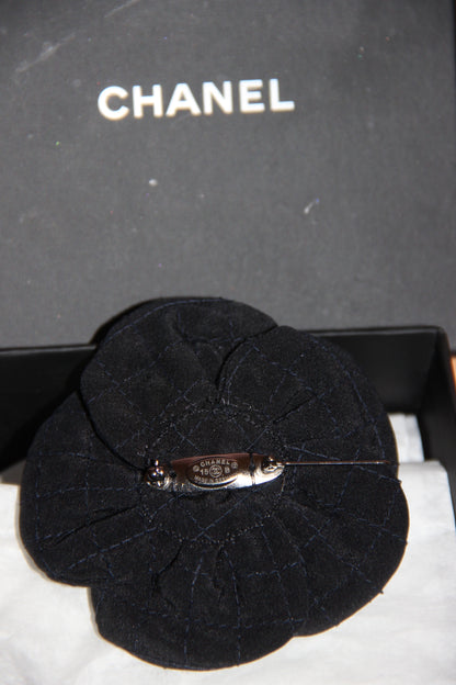 Broche Chanel camélia noire en tissu avec perle