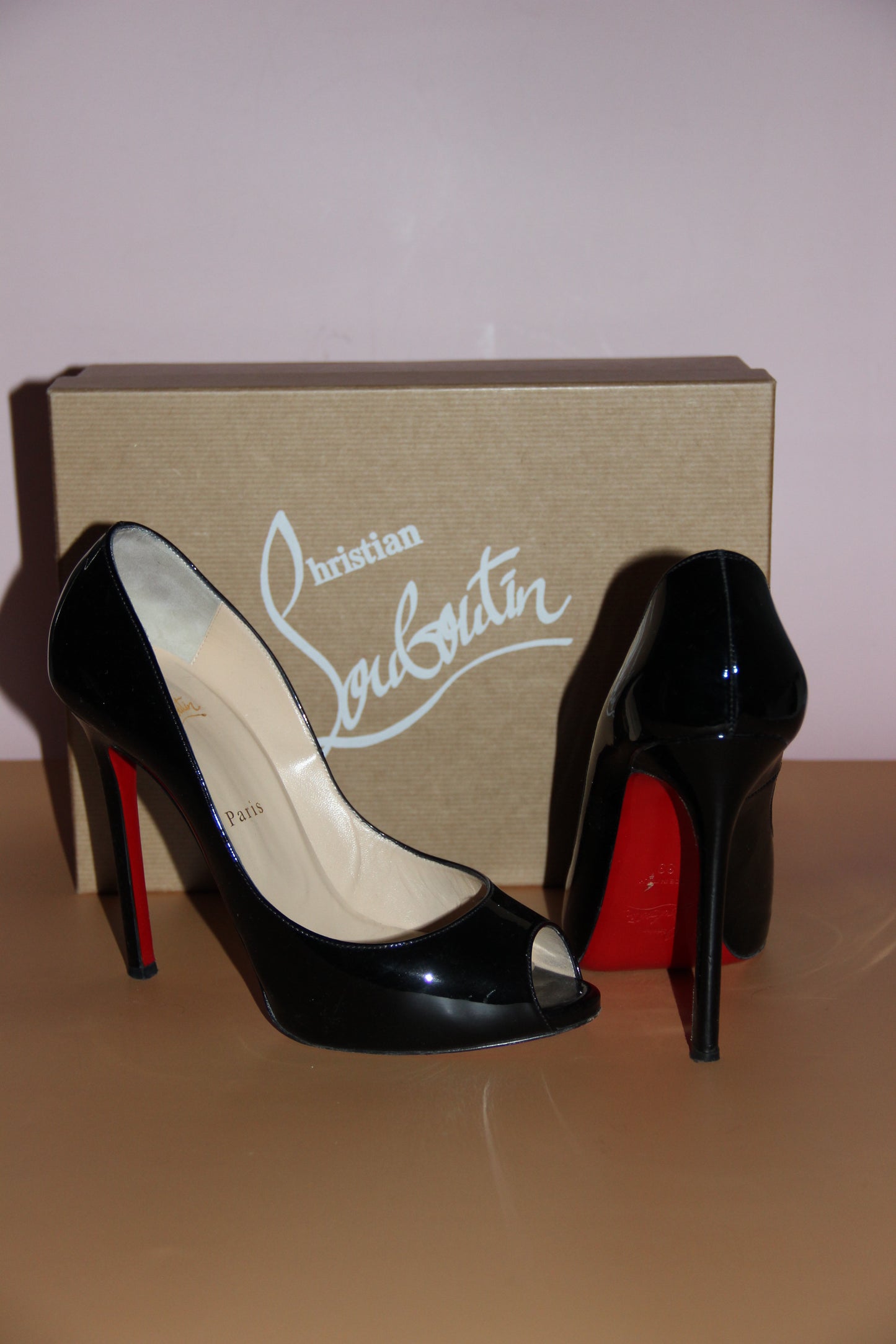 Escarpins Christian Louboutin verni noir peep toe T.39,5
