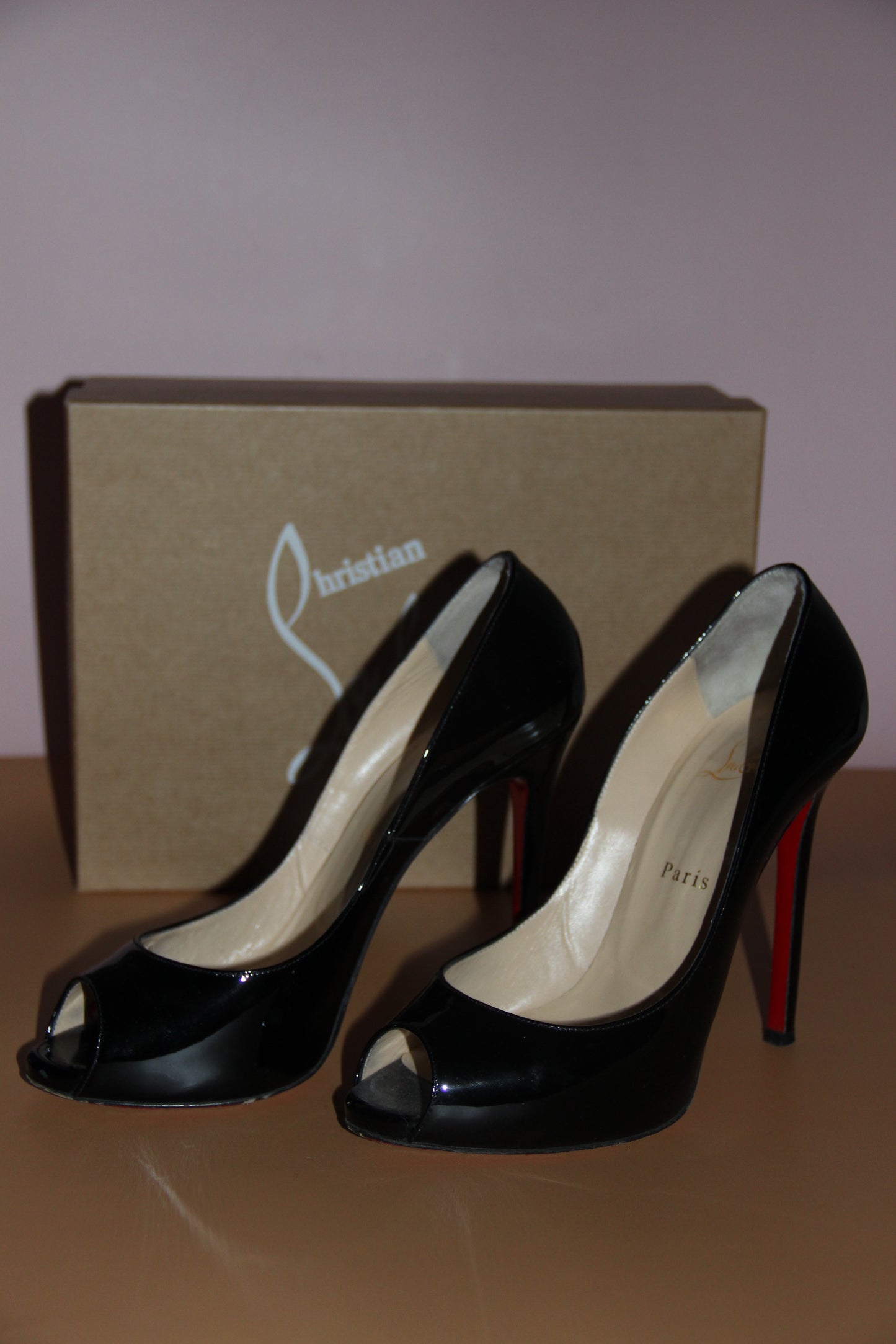 Escarpins Christian Louboutin verni noir peep toe T.39,5